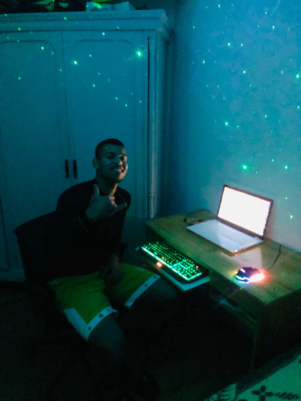 Simo en su habitación inicial, trabajando en un setup sencillo